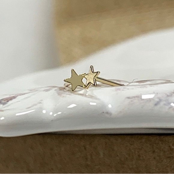 Solid gold star earring studs - Picture 3 of 4